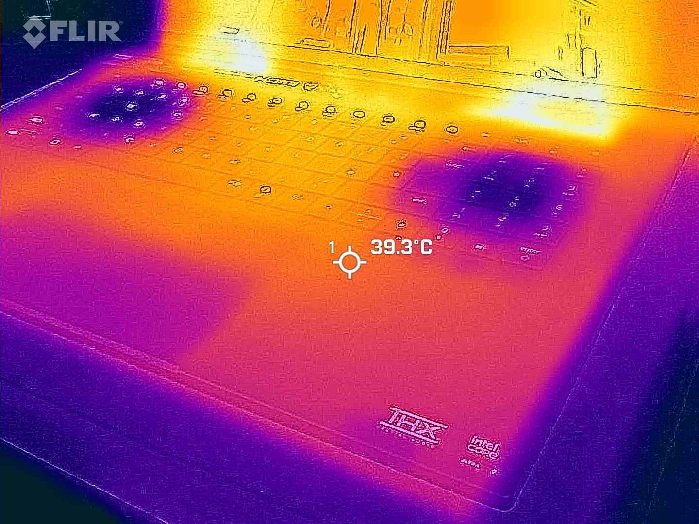 Razer Blade 18 (2025) tested under stress while benchmarking, photographed with a thermal camera.