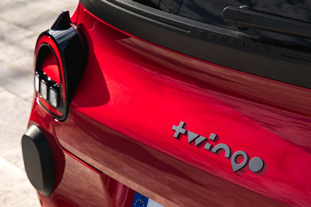Moving shots of the Renault Twingo in Absolut Red