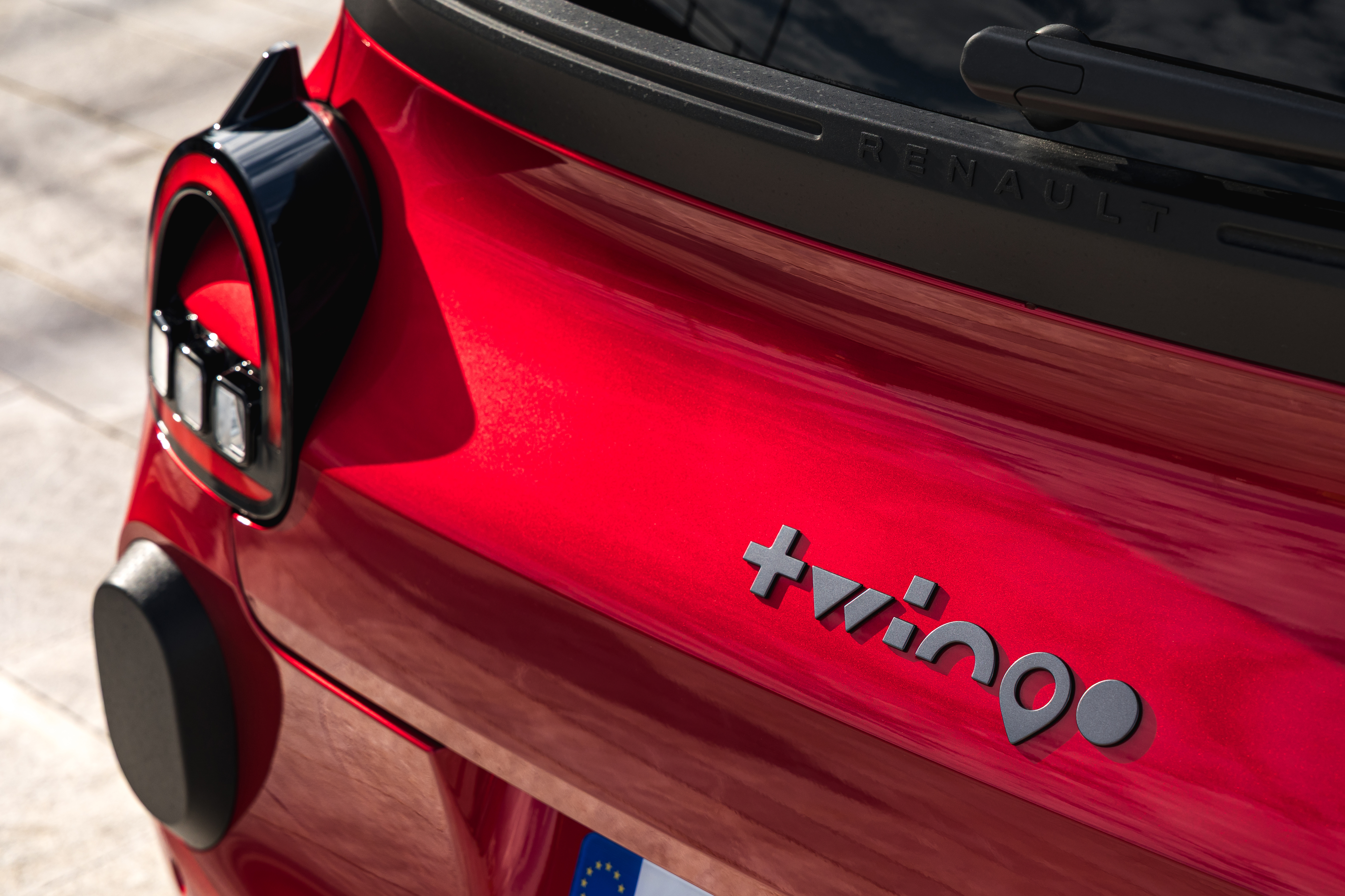 Moving shots of the Renault Twingo in Absolut Red