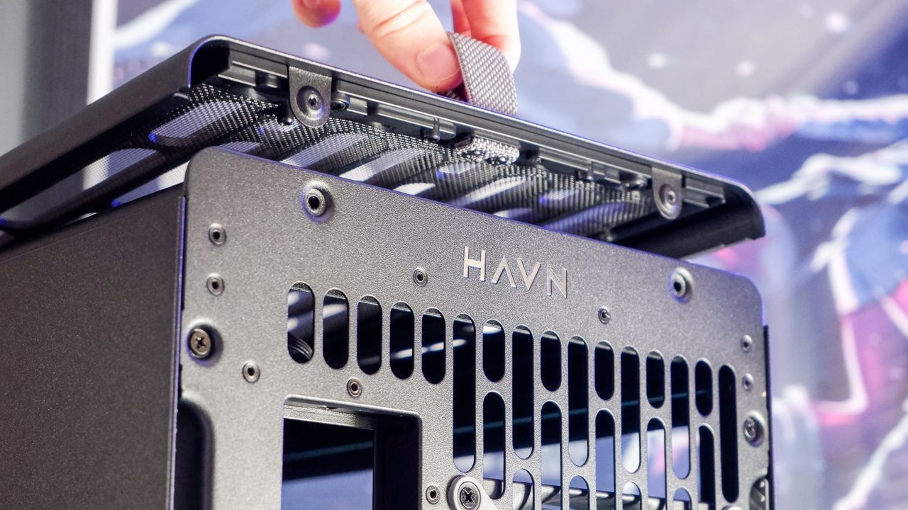 The Havn BF 360 PC case in both black and white with panels removed.
