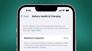 Un iPhone sobre fondo verde mostrando un menú de batería