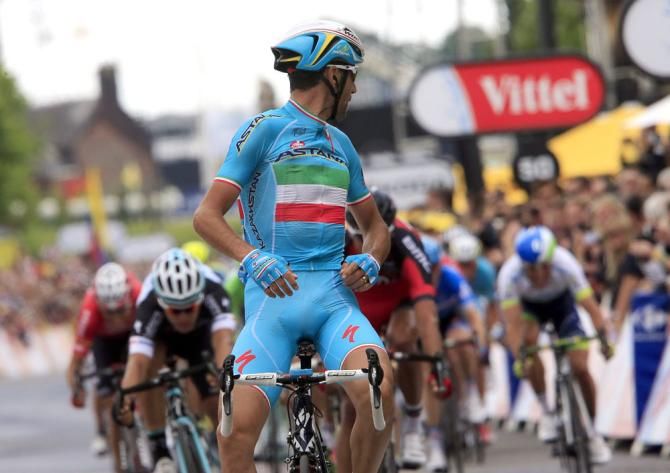 Vincenzo Nibali (Astana) checks on his rivals