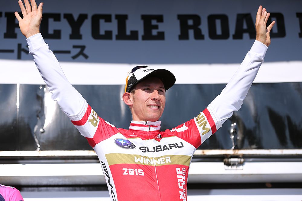 Bauke Mollema pulls on the winner's jersey