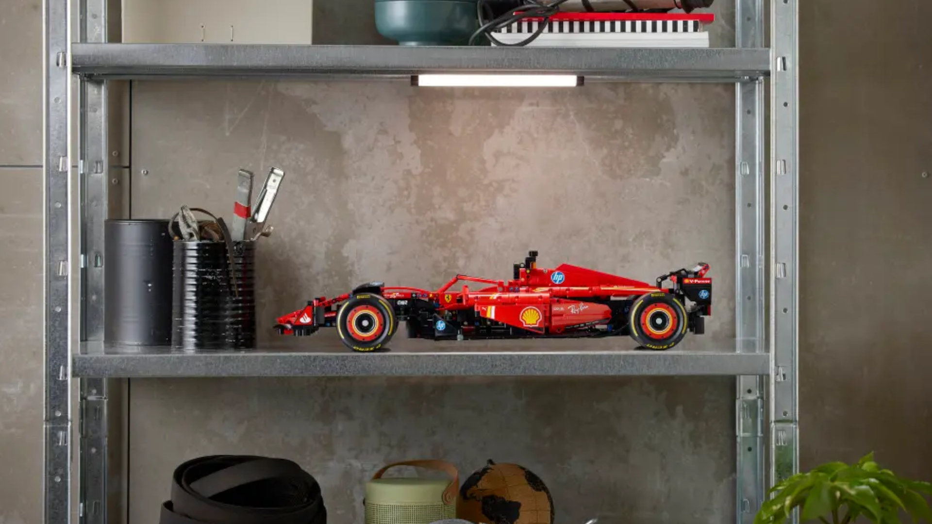 Ferrari SF-24 F1 Cars en varios bromas metálicas