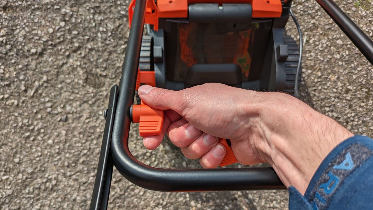 Сборка газонокосилки Black + Decker не требует использования инструментов.