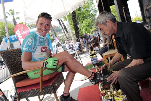 Tour of Turkey leader Iva&iuml;lo Gabrovski (Konya Torku Seker Spor) makes sure his shoes are spotless before stage 4.