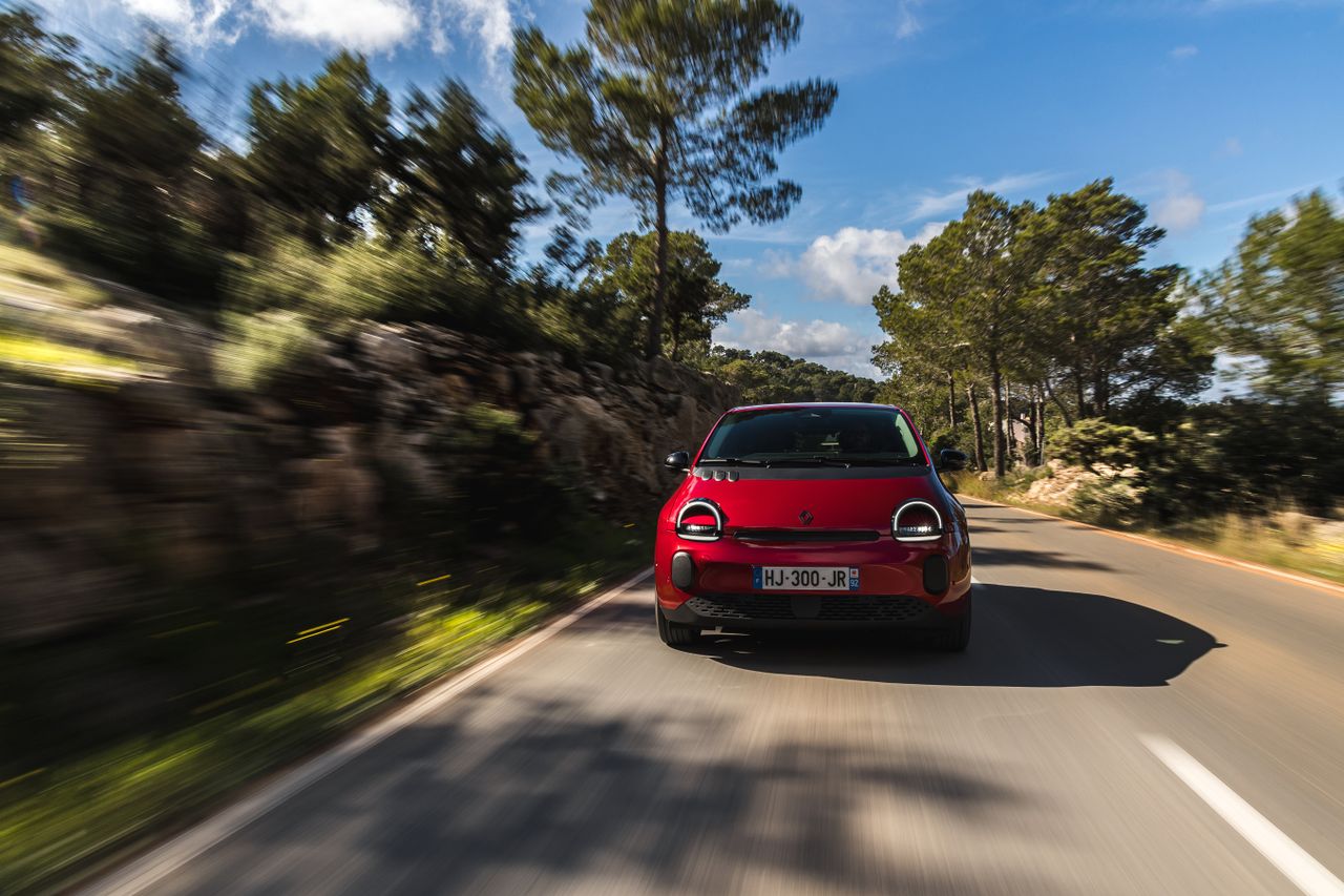Moving shots of the Renault Twingo in Absolut Red