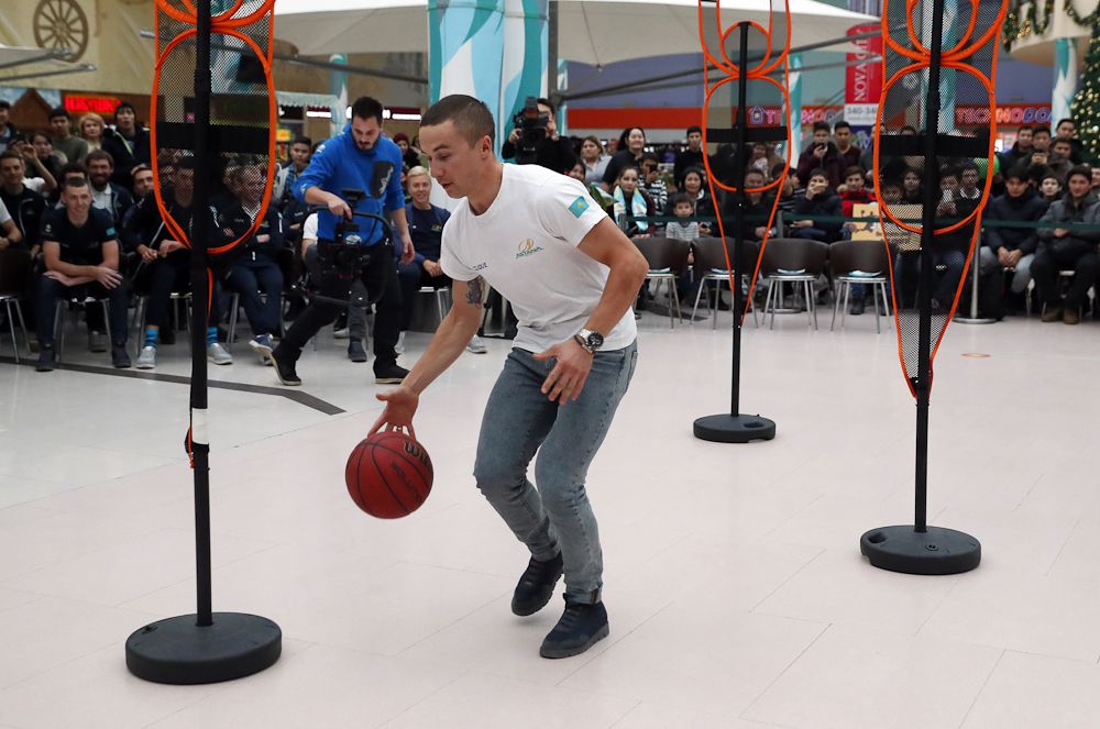 Alexey Lutsenko practices his dribbling skils