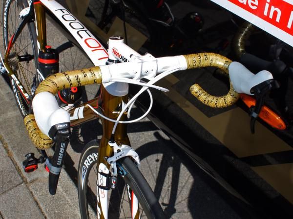 Footon-Servetto's Oval Concepts bars are covered in bright gold tape.