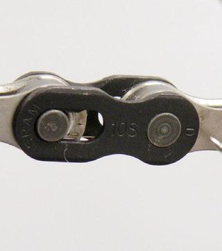 The SRAM PowerLock connector link should be examined for the manufacture date, apparent in the letter printed on the right side of the plate.