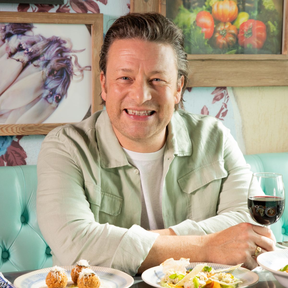 What air fryer does Jamie Oliver use in Jamie's Air Fryer Meals? The exact model he uses and 3 equally good alternatives