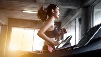 Treadmill weight loss workout: Woman running on treadmill