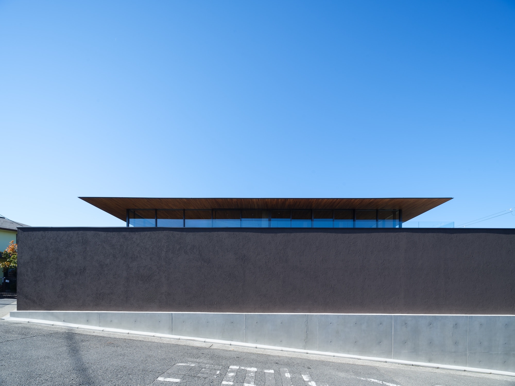 an Osaka house by apollo architects &amp; associates featuring a dramatic roof and double height interiors