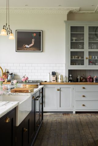 kitchen island with hob and marble countertop by deVOL