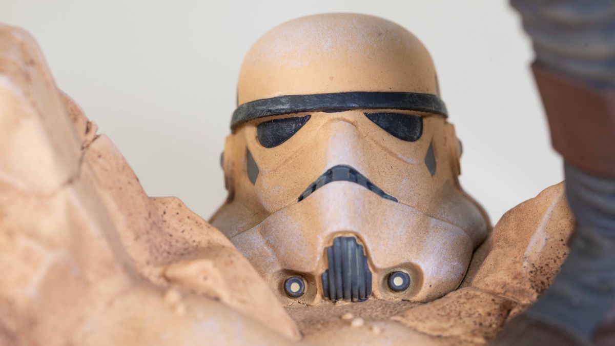 A close-up of the base on the Gentle Giant Mandalorian 1:7 scale statue