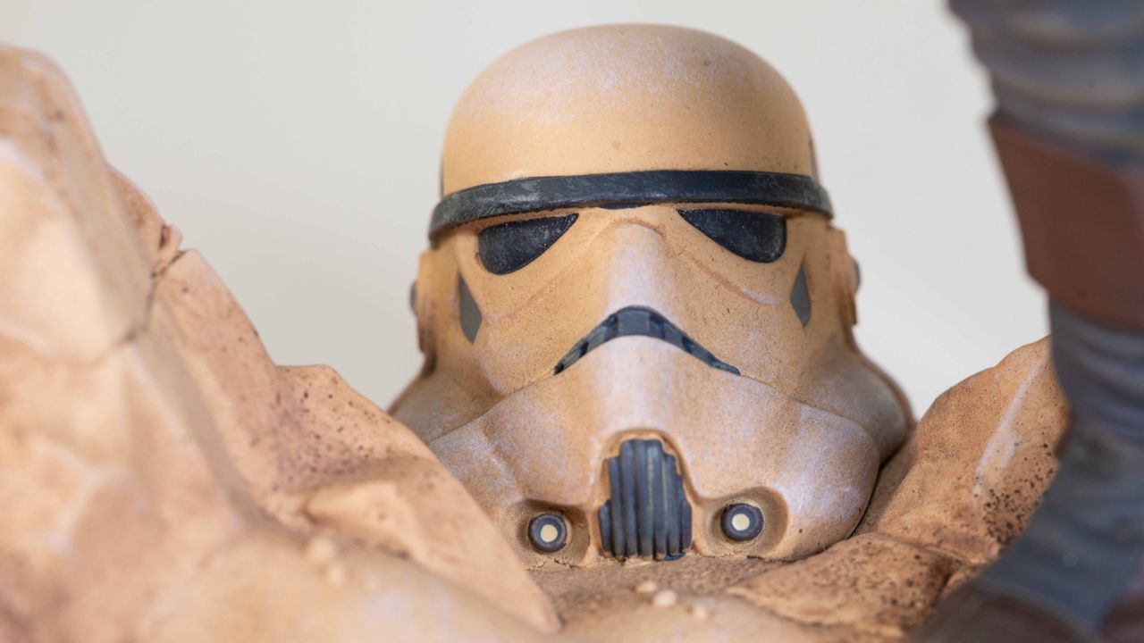 A close-up of the base on the Gentle Giant Mandalorian 1:7 scale statue