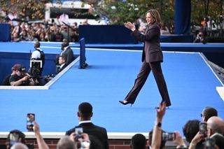 Kamala Harris walks onstage at Howard University wearing a purple suit