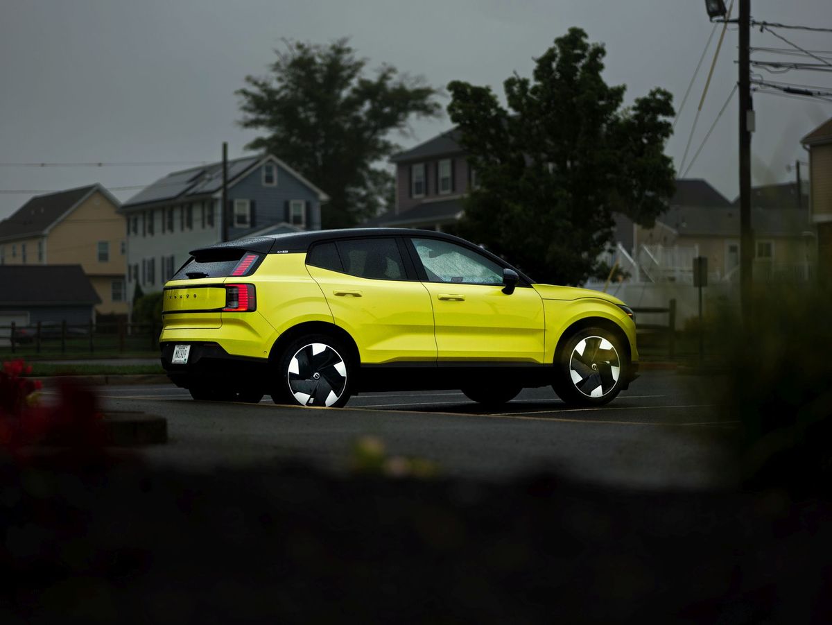 Volvo EX30 - Google Gemini vs. human edit