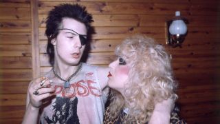 Watal Asanuma/Shinko Music/Getty Images) Sid Vicious (1957 - 1979) of the Sex Pistols, wearing an eye patch, with Nancy Spungen (1958 - 1978) at their flat in London, UK, 4th August 197