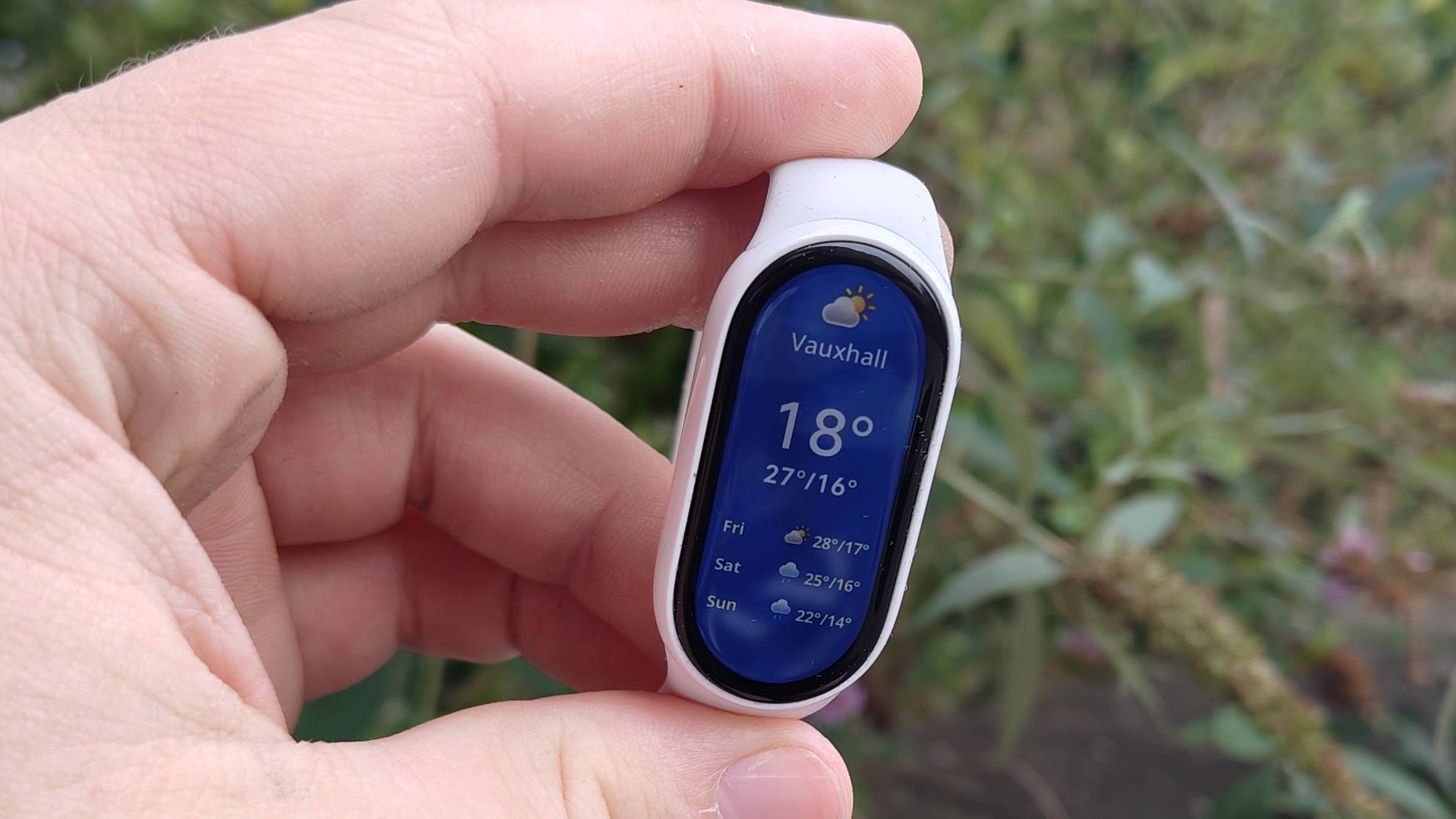 The Xiaomi Smart Band 10 showing the local weather.