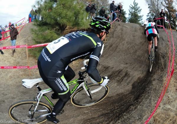 Nicole Duke (Cannondale) chases race leader Julie Krasniak