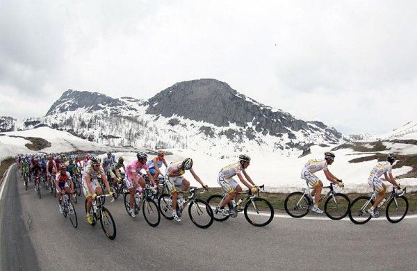 Team Columbia - Highroad sets tempo on the stage-opening ascent of Passo Rolle.