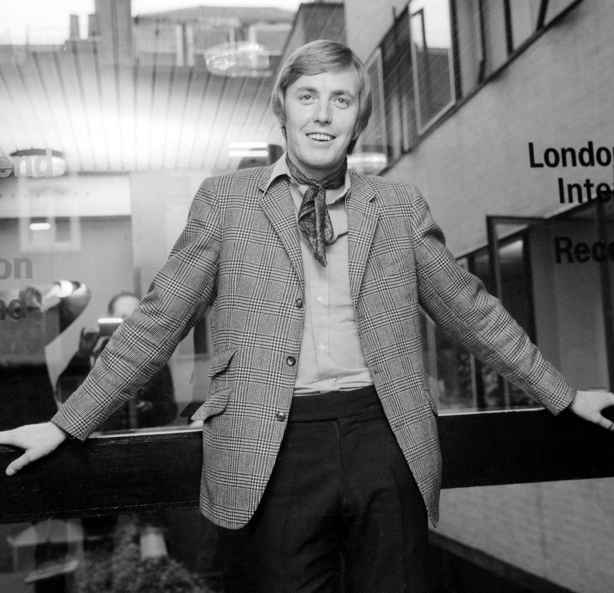 60s TV presenter Simon Dee dies