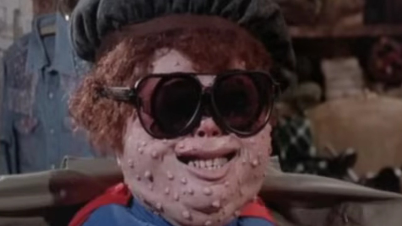 The Garbage Pail Kids चित्रपटात सनग्लासेससह Nat Nerd