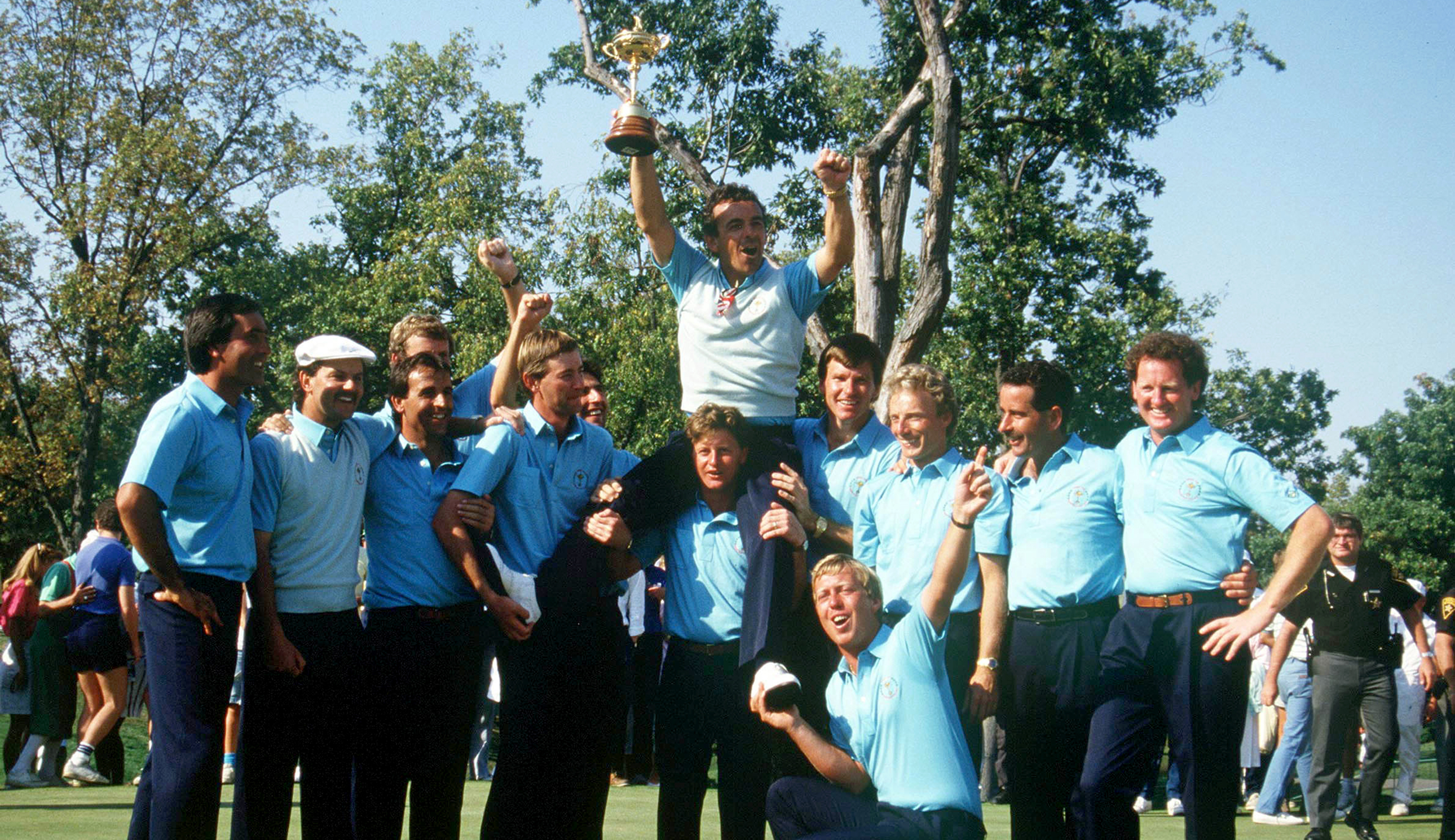 Tony Jacklin on the shoulders of his players at the 1987 Ryder Cup