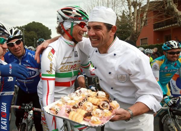 Former Lampre professional Paolo Fornaciari was on hand to dish out his cakes at the start