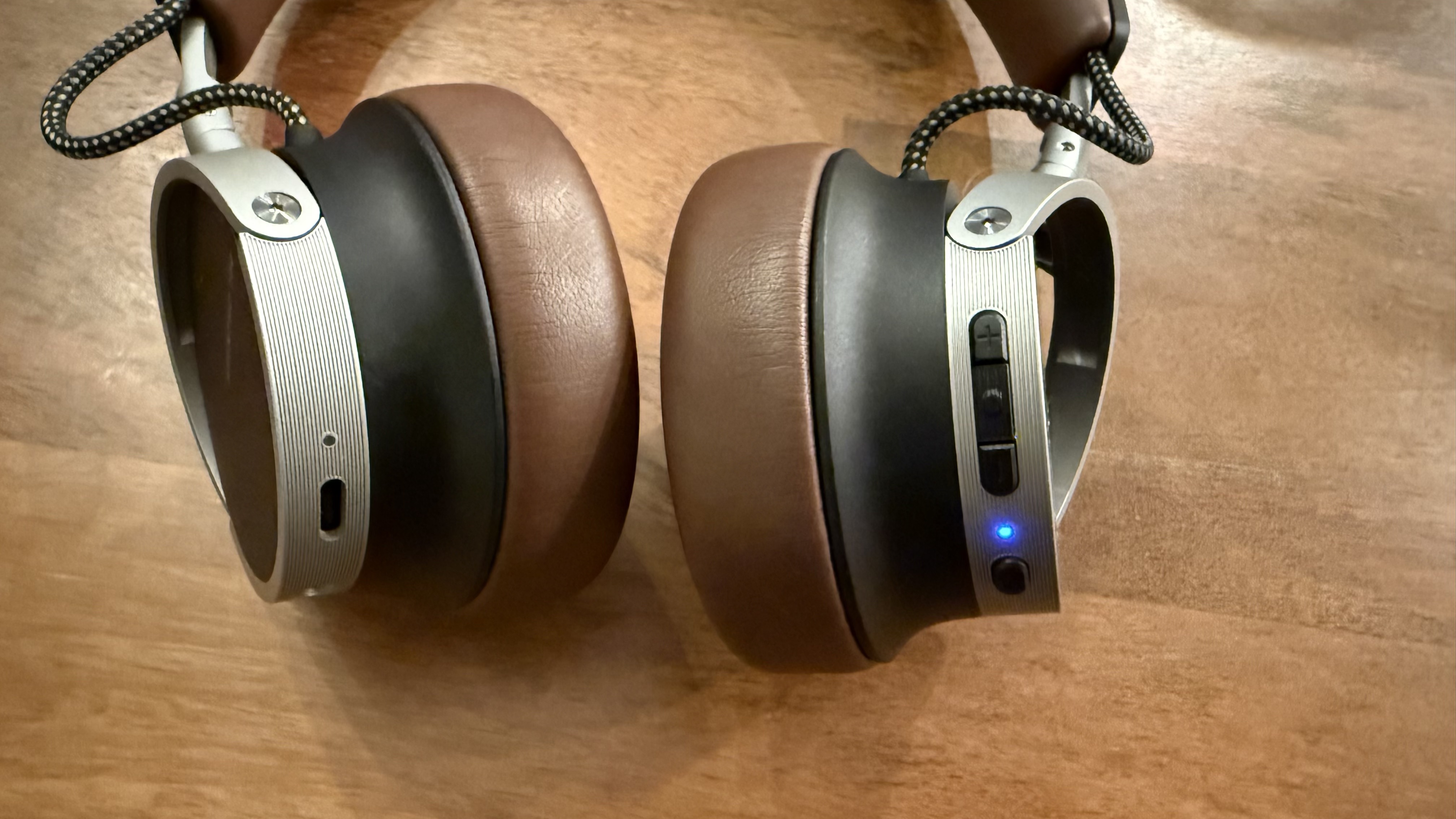 Beyerdynamic Aventho 100 headphones on a wooden table