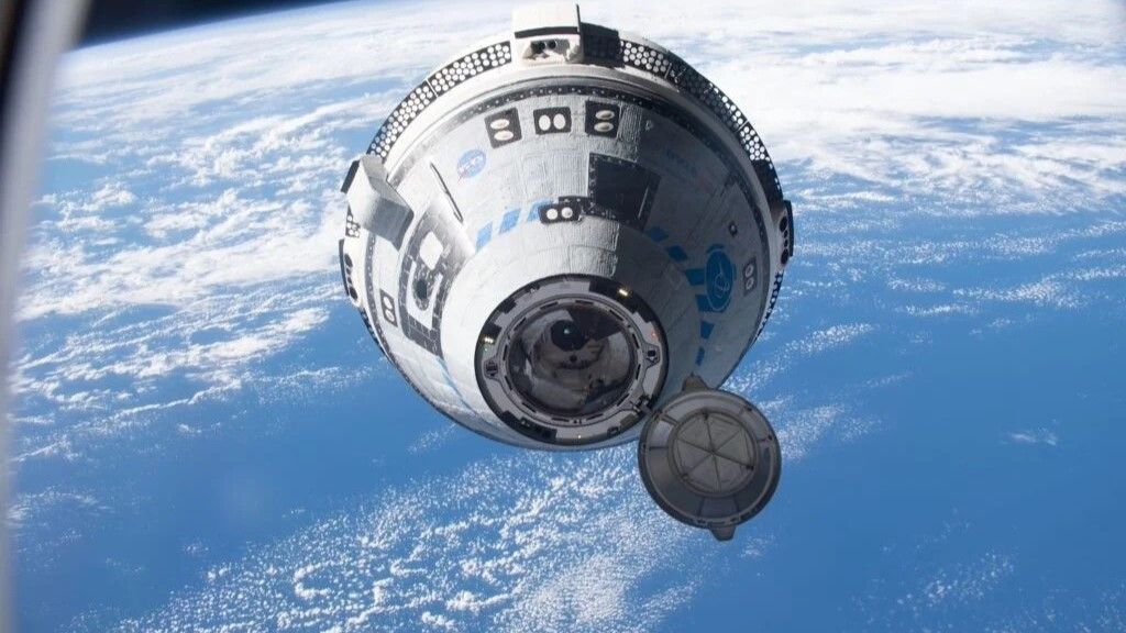 Boeing&#039;s Starliner capsule approaching the International Space Station.