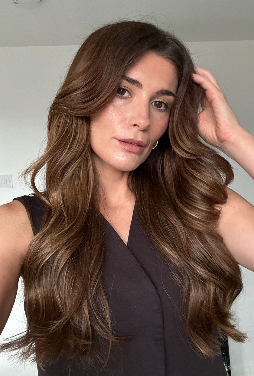 Eleanor with loose waves hairstyle after using the GHD Chronos Curve Max curling wand