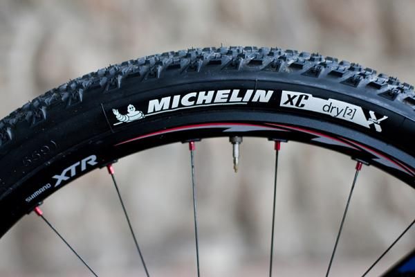 Michelin XC Dry 2.0 tires are on the front and rear wheels.
