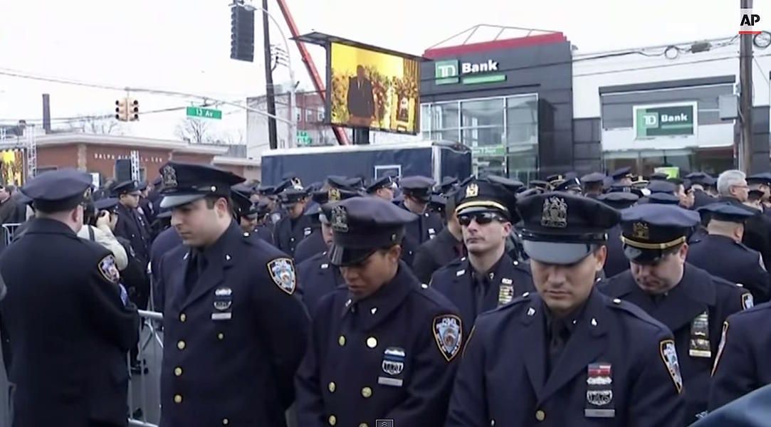 Hundreds of NYPD cops turn their backs on Mayor De Blasio at second officer&amp;#039;s funeral