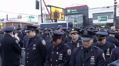 Hundreds of NYPD cops turn their backs on Mayor De Blasio at second officer's funeral