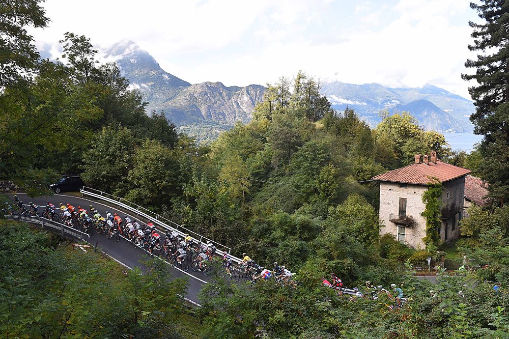 The peloton race toward the finish line in Como, Tour of Lombardy