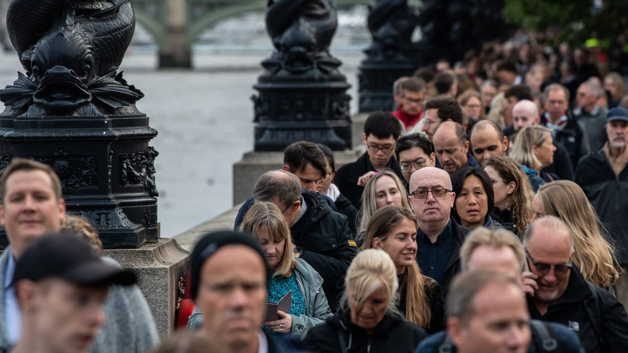 Queue for The Queen in London 