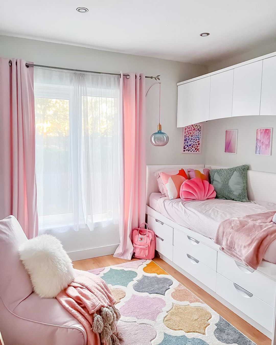 Kamar tidur merah muda dengan tempat tidur dengan penyimpanan bawaan