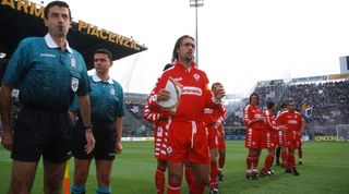 31/10/1998 Parma, Serie A, Parma-Fiorentina, Fiorentina captain Gabriel Batistuta standing next to the referee, holding a pennant (photo by Mark Leech/Offside/Getty Images)