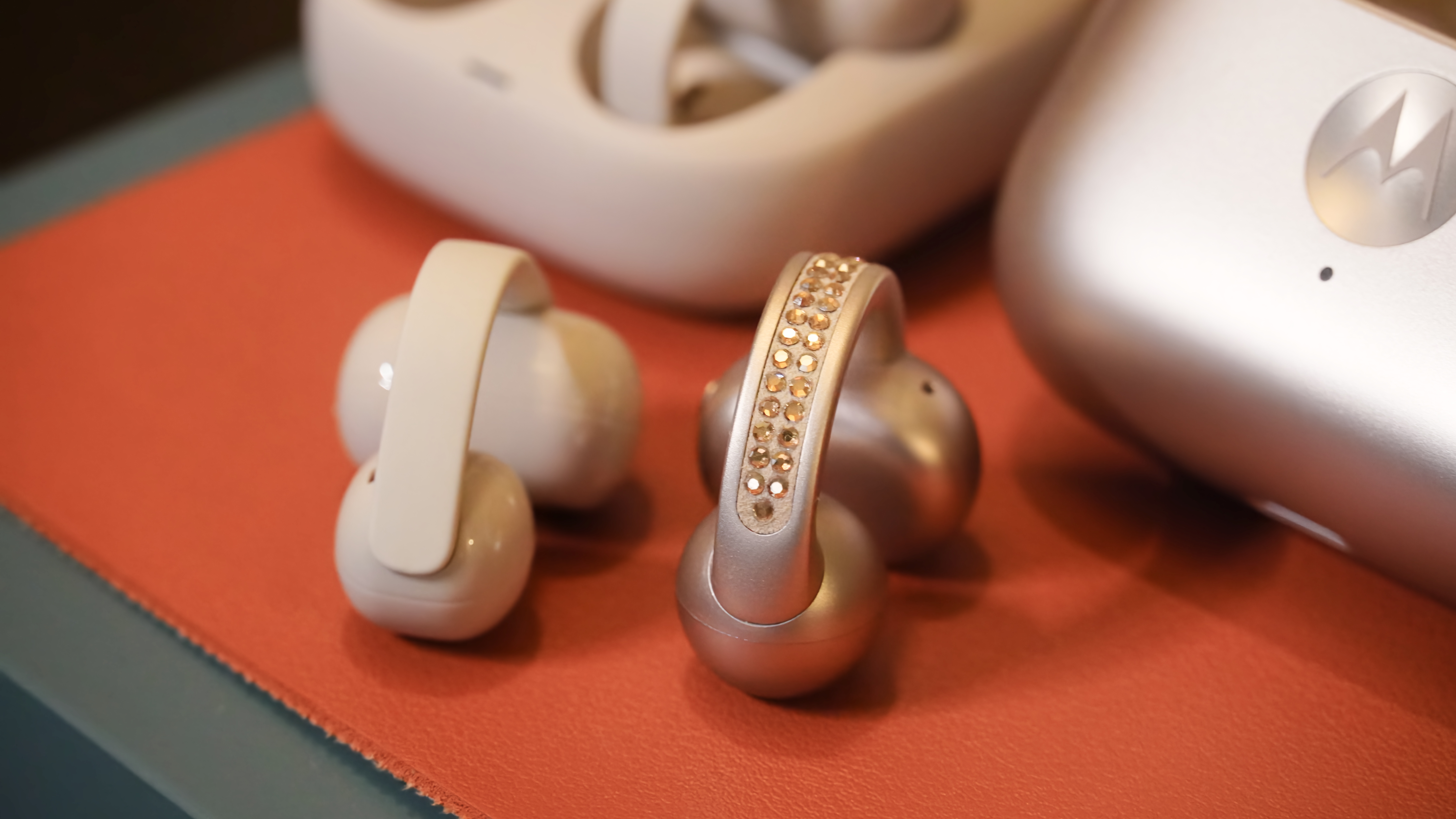 The Sony LinkBuds Clip in the Greige colorway.