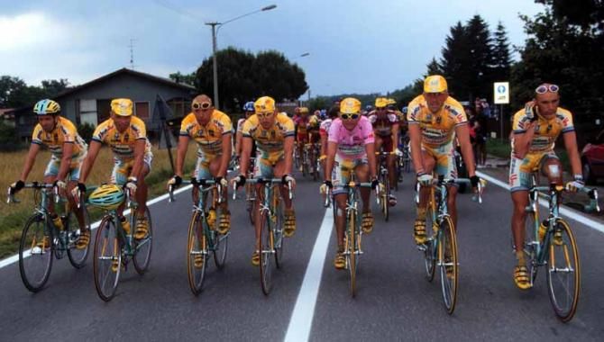 With his Mercatone Uno teammates at the 1998 Giro d'Italia