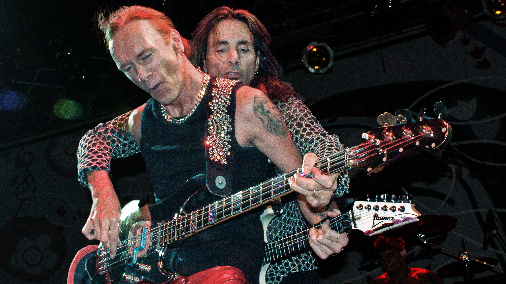 Billy Sheehan (left) and Steve Vai perform on each other&rsquo;s guitars in a bit of onstage stunt playing, in 2005. 