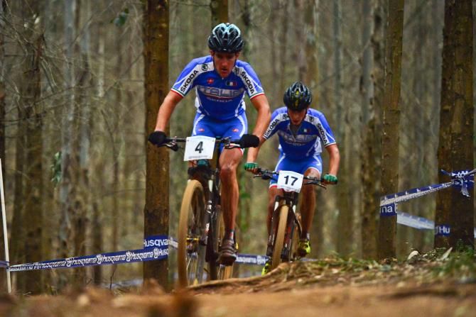 Italians Gerhard Kerschbaumer and Luca Braidot surge ahead on the opening laps of the men's under 23 cross country