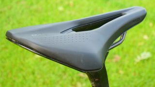 Fizik Tempo Argo R3 saddle rear detail