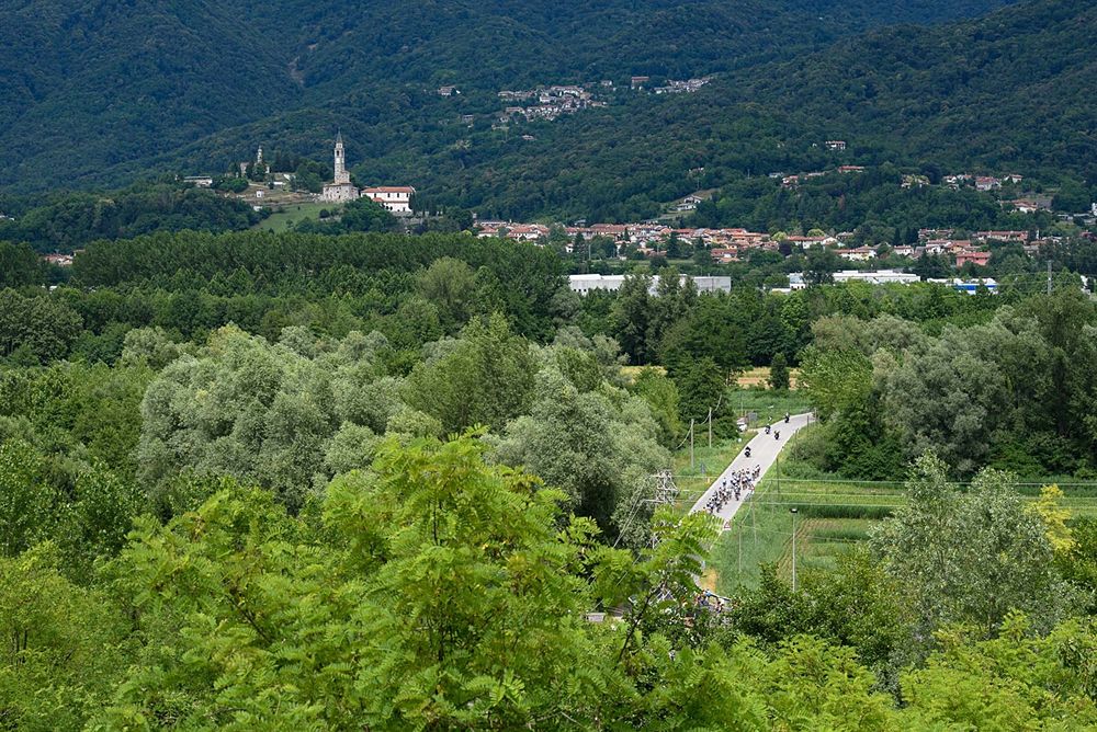 Peloton loop through the countryside around Tarcento at Giro Rosa 2016 - Stage 2
