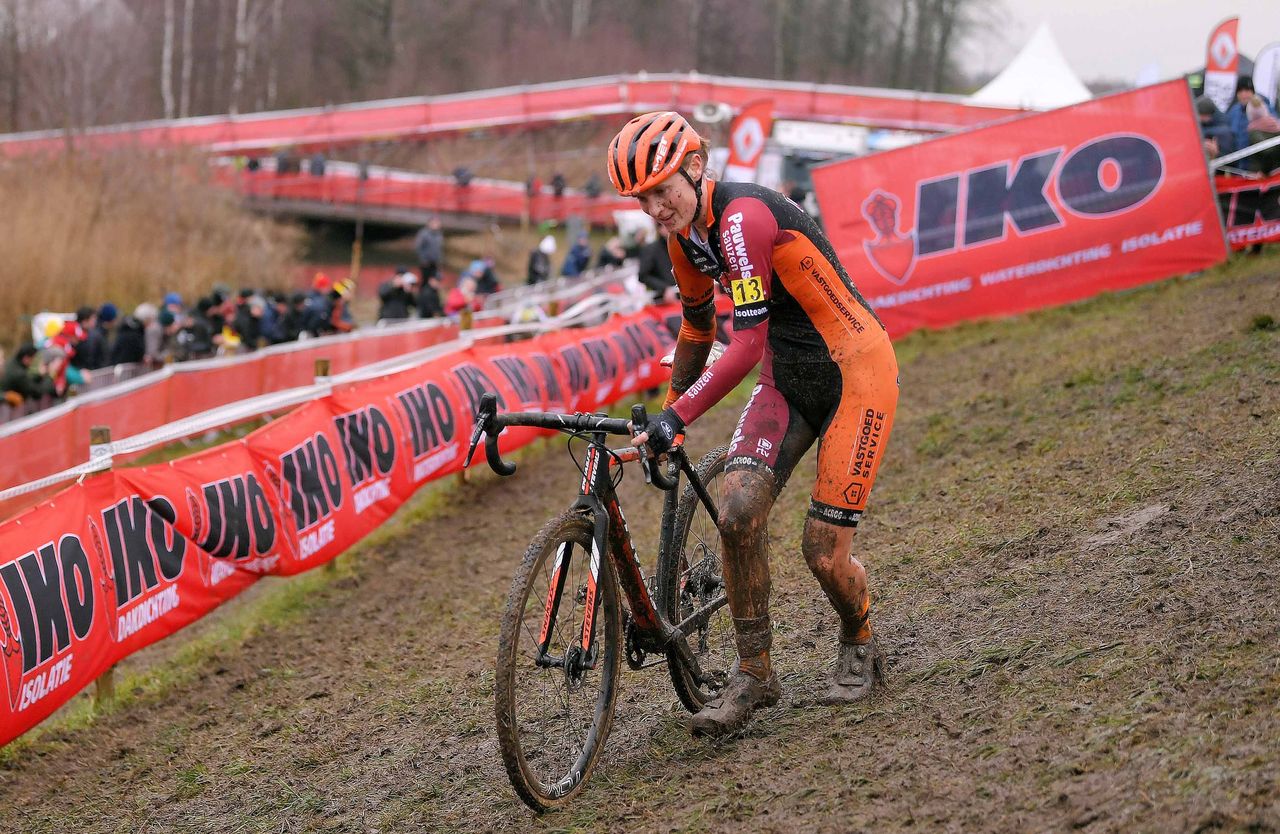 Loes Sels on her way to second place at the Belgian cyclo-cross championships.