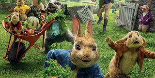 Et billede af Pelle Kanin og hans venner, der har "lånt" grøntsager af en bonde og løber i fuld fart fra gården.