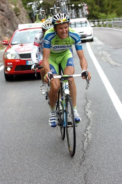 Ivan Basso (Liquigas - Doimo) rides into the pink jersey on the ascent to Aprica.