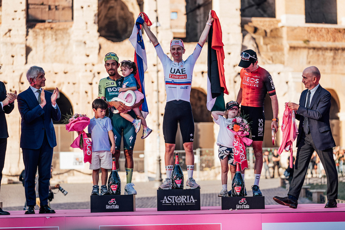 Photo de Zach Williams/SWpix.com - 05/26/2024 - Cyclisme - 2024 Giro d'Italia, Stage 21 - Rome - Rome - Italie - Geraint Thomas, Ineos Grenadiers, troisième au classement général, Daniel Martinez, Bora Hansgrohe, il se classe deuxième au classement général, tandis que Tadej Pogacar de l'UAE Team Emirates remporte le titre général.